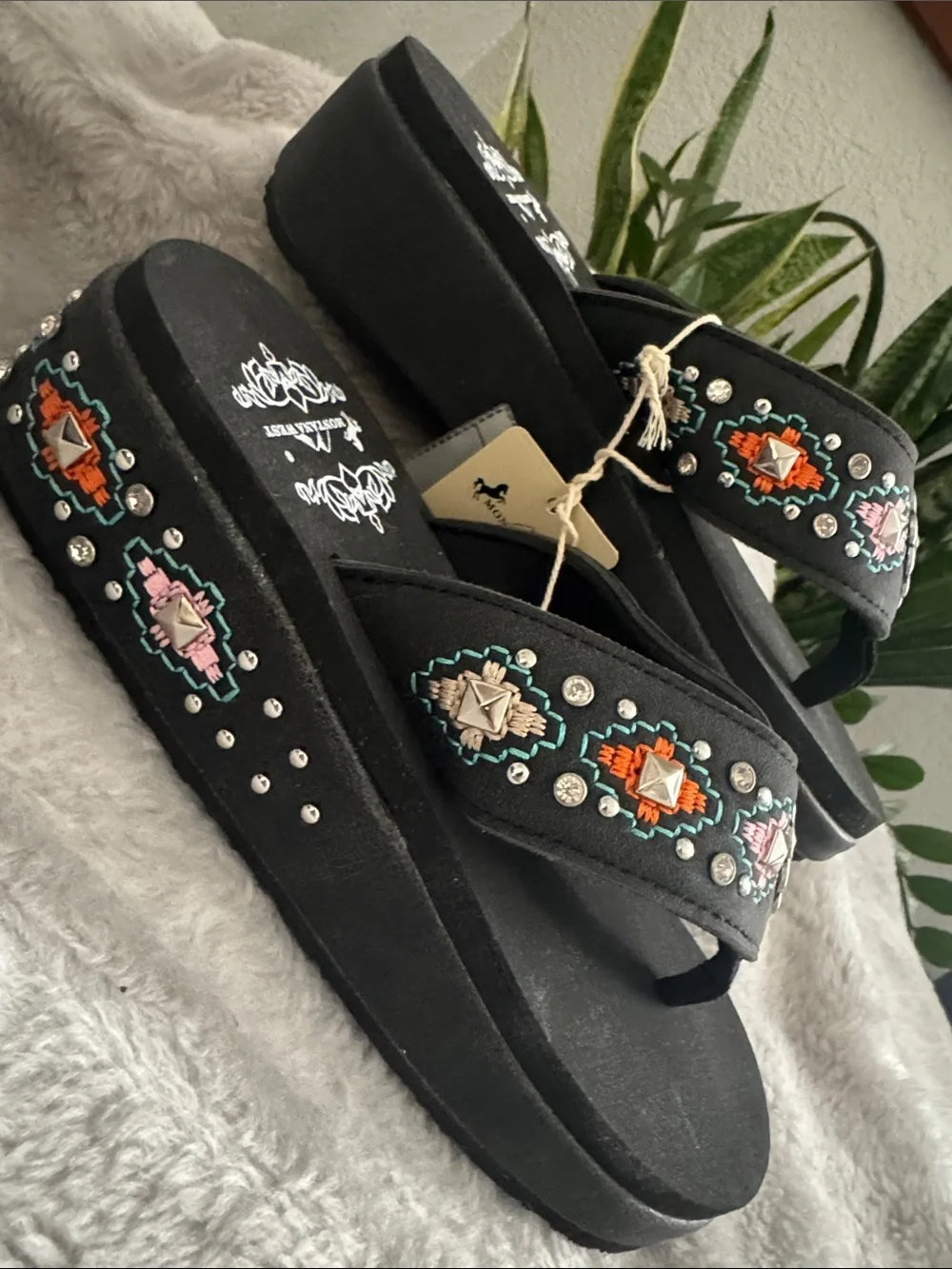 Montana West Black Wedge Sandals Embroidery & Rhinestone Turquoise Center Size 7